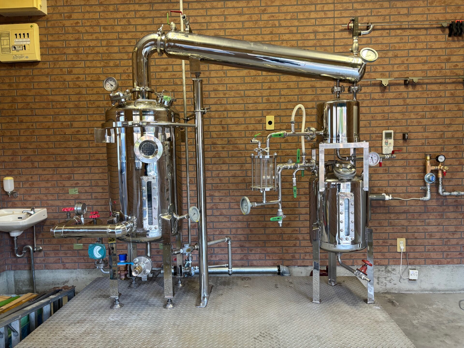 クラフトジン蒸留所へ蒸留機搬入